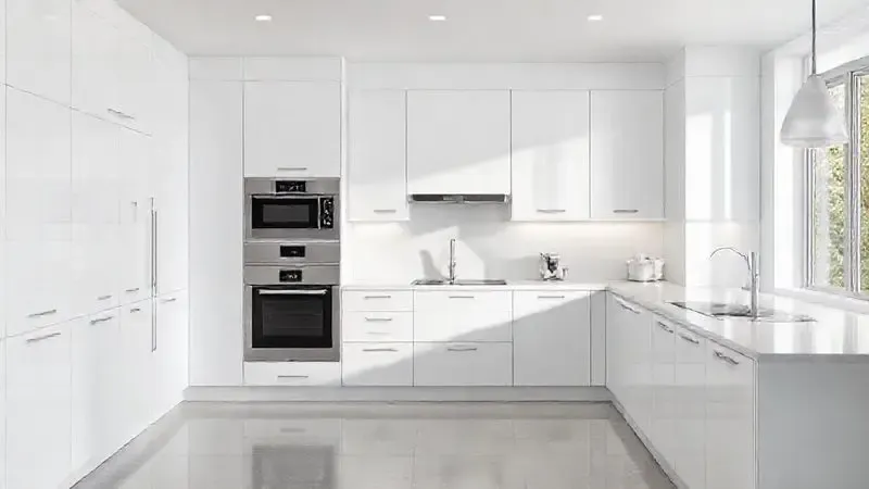 Cozinha moderna e minimalista com design integrado, ilustrando os benefícios de estética e otimização de espaço.