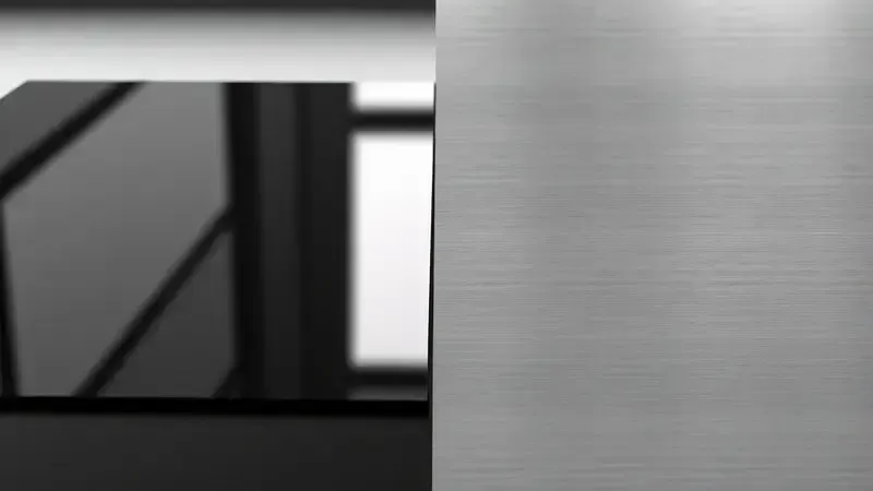 Renderização 3D comparativa entre a superfície de vidro temperado e o acabamento em aço inoxidável (inox) de um fogão.