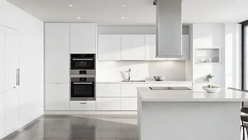 Cozinha moderna com eletrodomésticos embutidos, mostrando a integração e o design harmonioso de um fogão e cooktop.