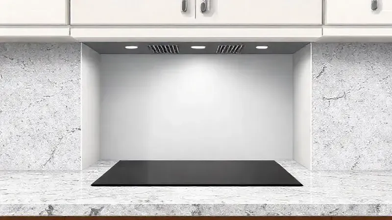 Nicho perfeitamente cortado em uma bancada de granito para receber a instalação correta de um fogão ou cooktop de embutir.