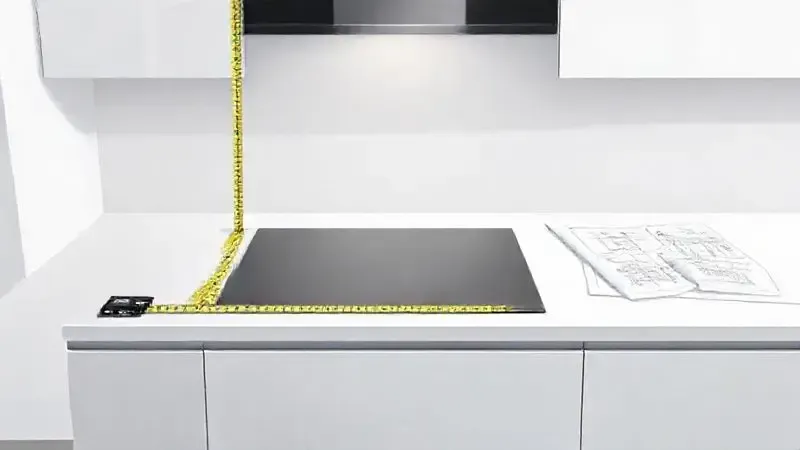 Ilustração de uma bancada de cozinha sendo medida, representando o planejamento do tamanho do cooktop.