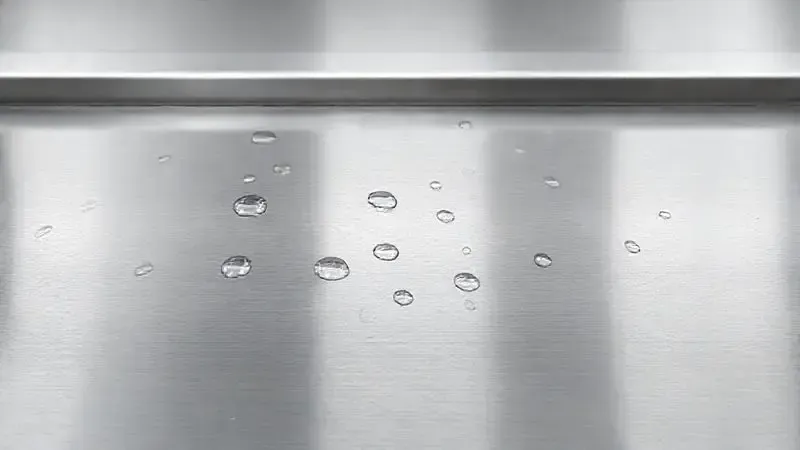 Renderização 3D detalhada de uma superfície de aço inoxidável industrial, destacando resistência à corrosão e durabilidade.